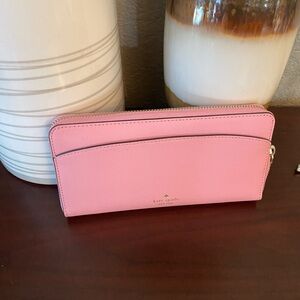 ❤️‍🔥Kate Spade Pink long wallet zip around with maroon/burgundy interior❤️‍🔥